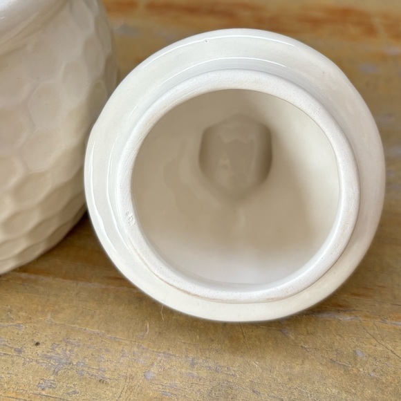 New Maxcera Ceramic Honeycomb Textured Honey Pot & Spoon with 3D Honey Bees - Picture 7 of 9